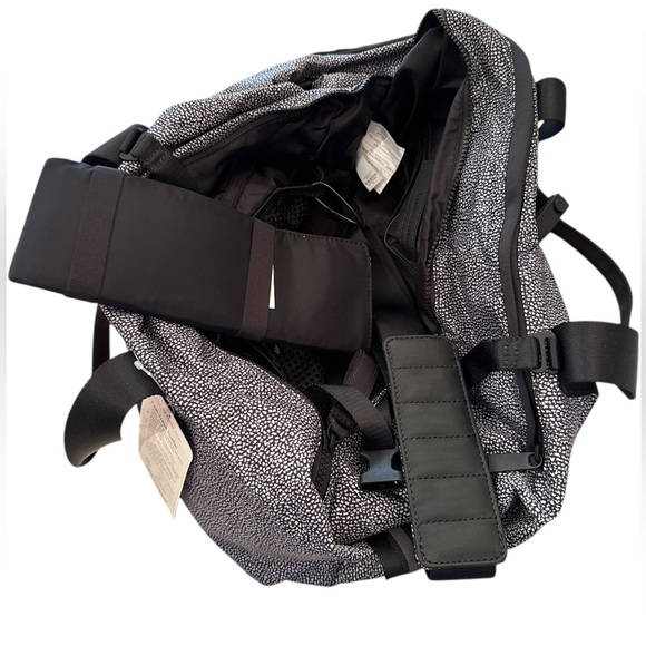 ⭐️NWT⭐️Lululemon Fast Track Athletica Black and Gray Duffel Bag - Picture 5 of 6